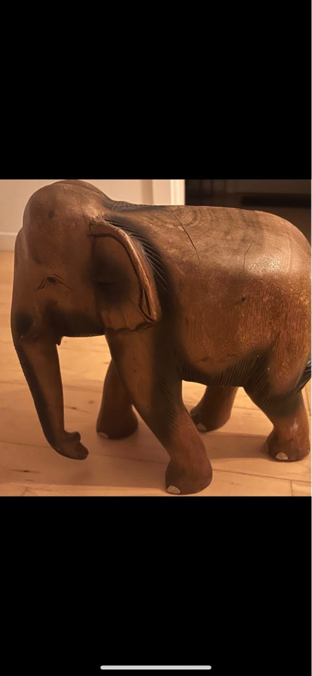 ELEFANT STATUE I TRÆ