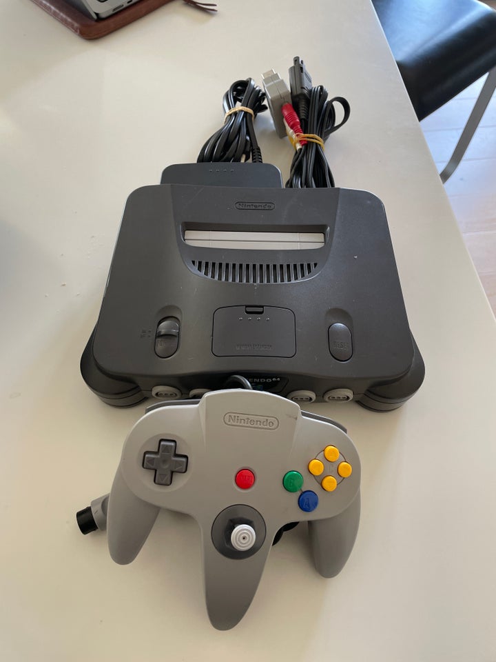 Nintendo 64 Sort Perfekt