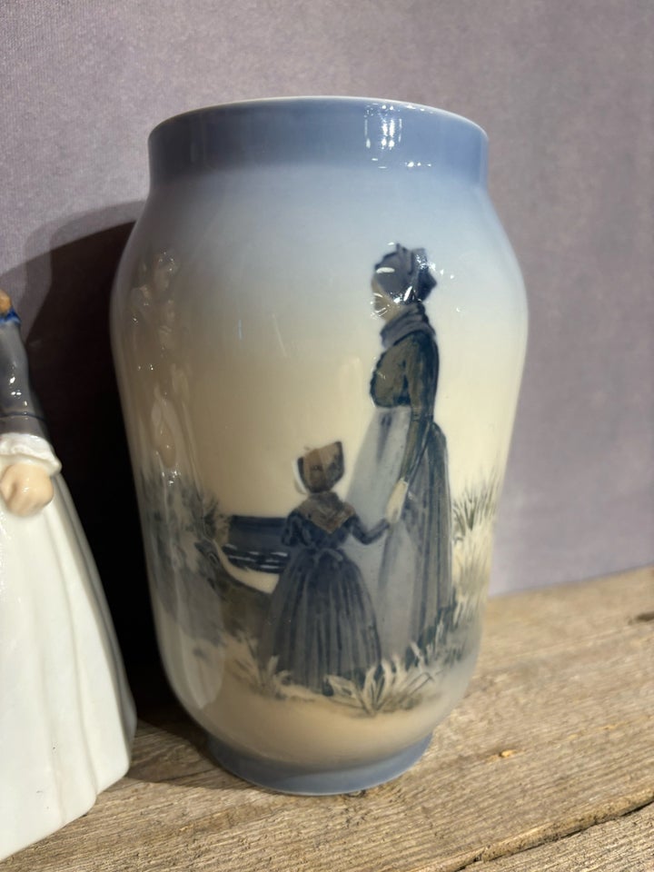 Porcelæn, Figur 1361 og vase 4547,