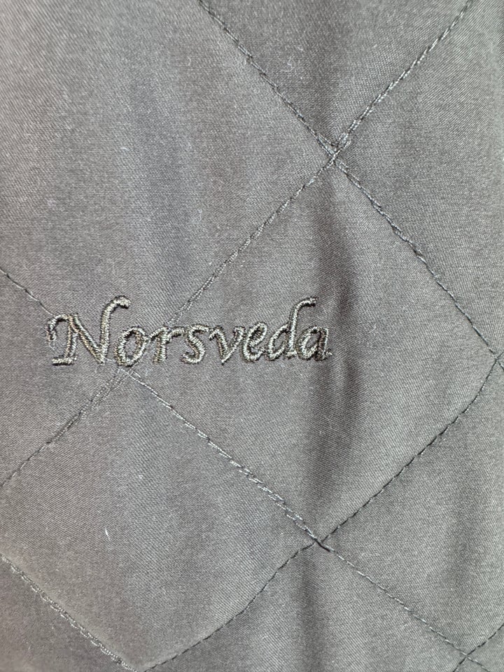 Vest, str. XL, Norsveda vest