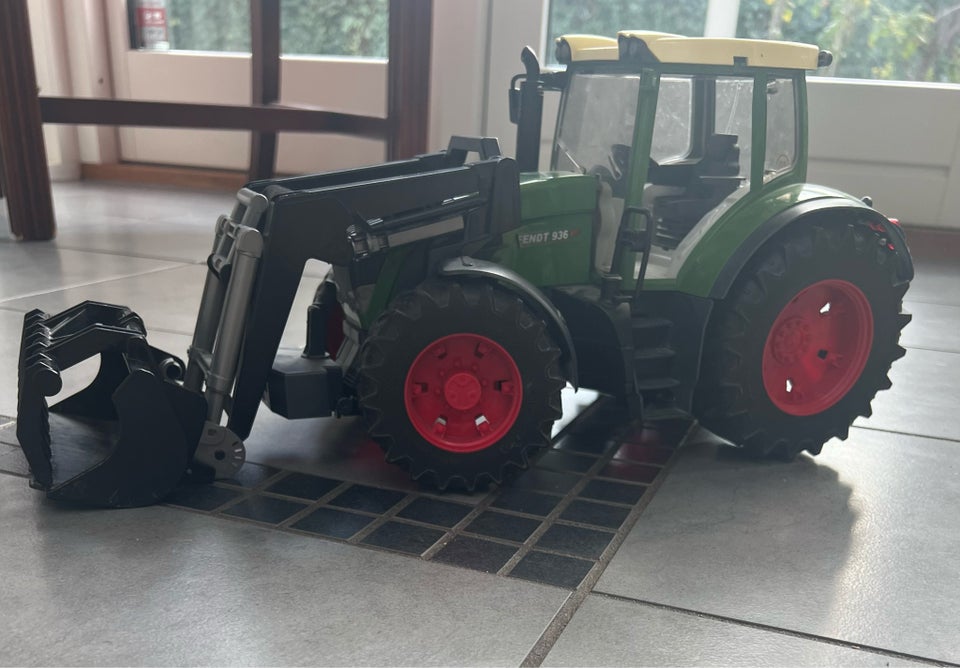 Fendt 936 med frontlæsser, Bruder