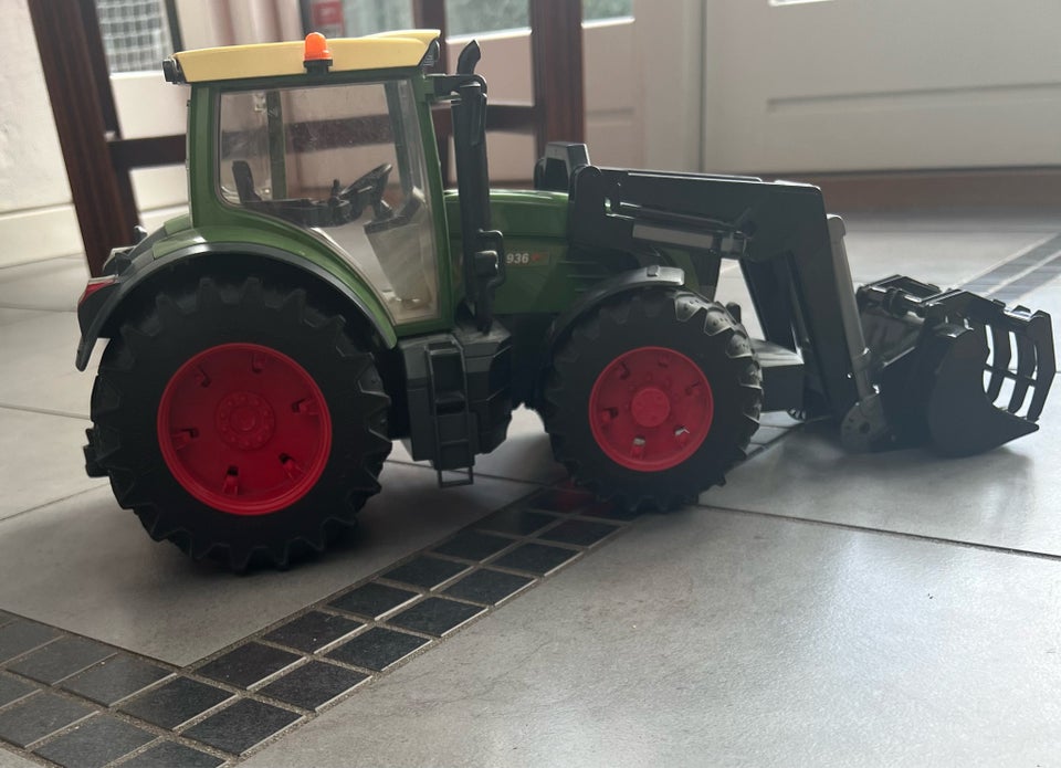 Fendt 936 med frontlæsser, Bruder