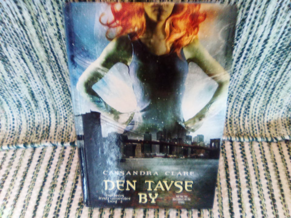 Den Tavse By, Cassandra Clara,