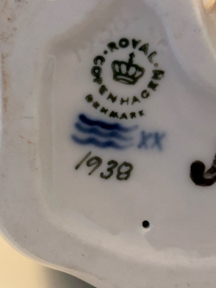 Pige med dukke, Royal Copenhagen