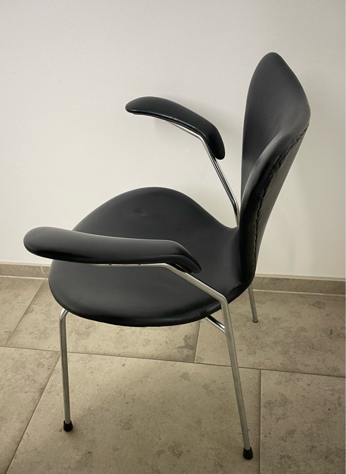 Arne Jacobsen, 3207, Skalstol med