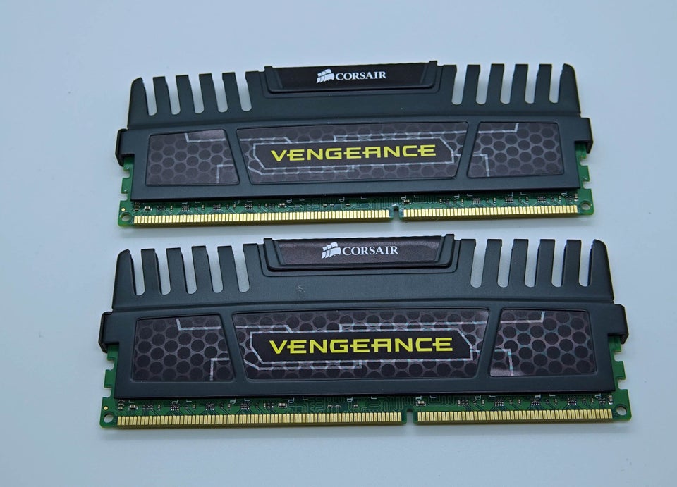 Corsair 4+4 GB DDR3 SDRAM