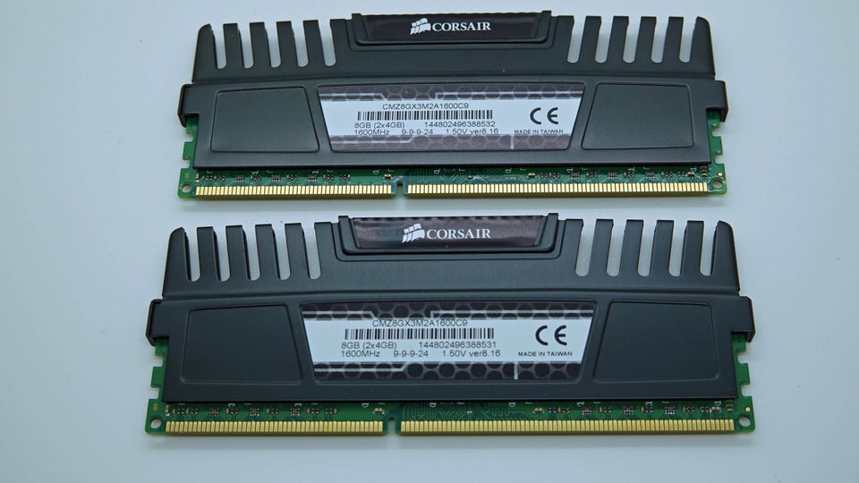 Corsair 4+4 GB DDR3 SDRAM