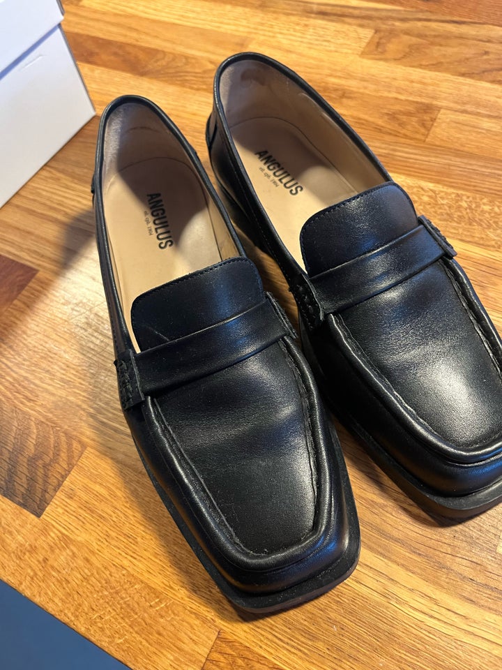 Loafers, str. 38, Angulus