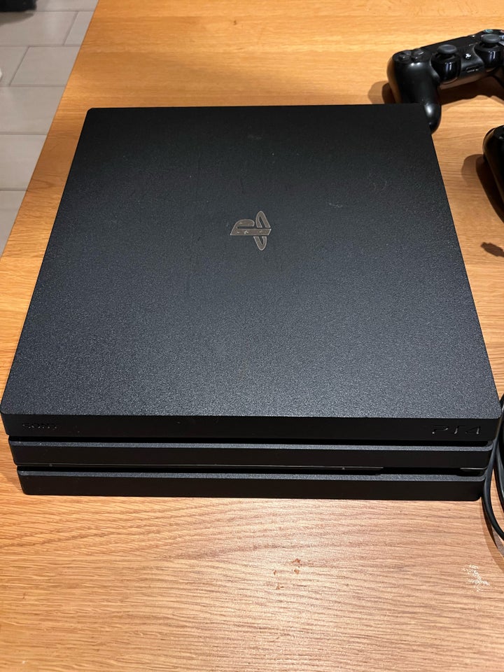 Playstation 4 Pro, CUH-7216B, God