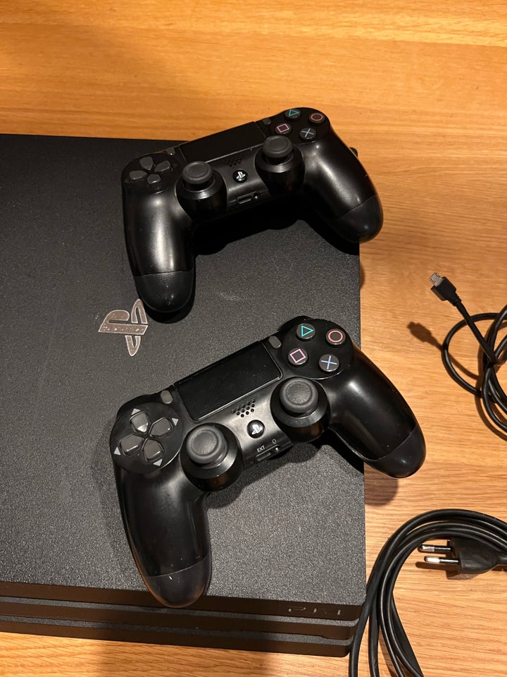 Playstation 4 Pro, CUH-7216B, God