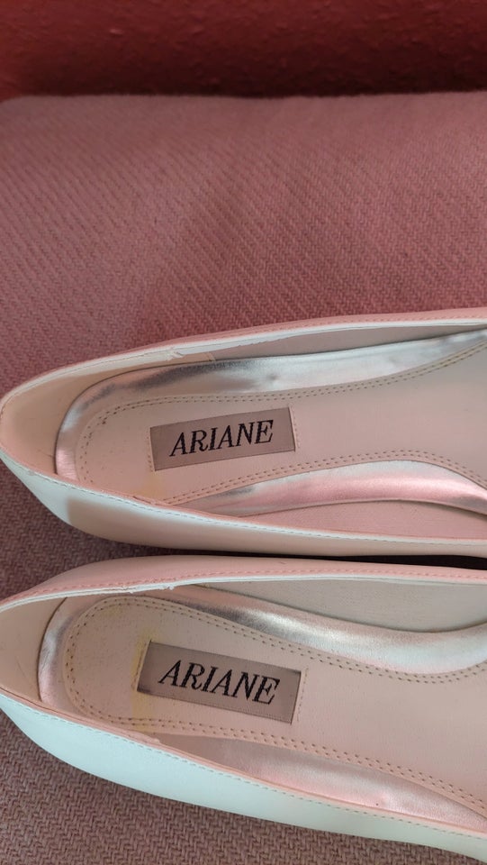 Pumps, str. 39, Ariane