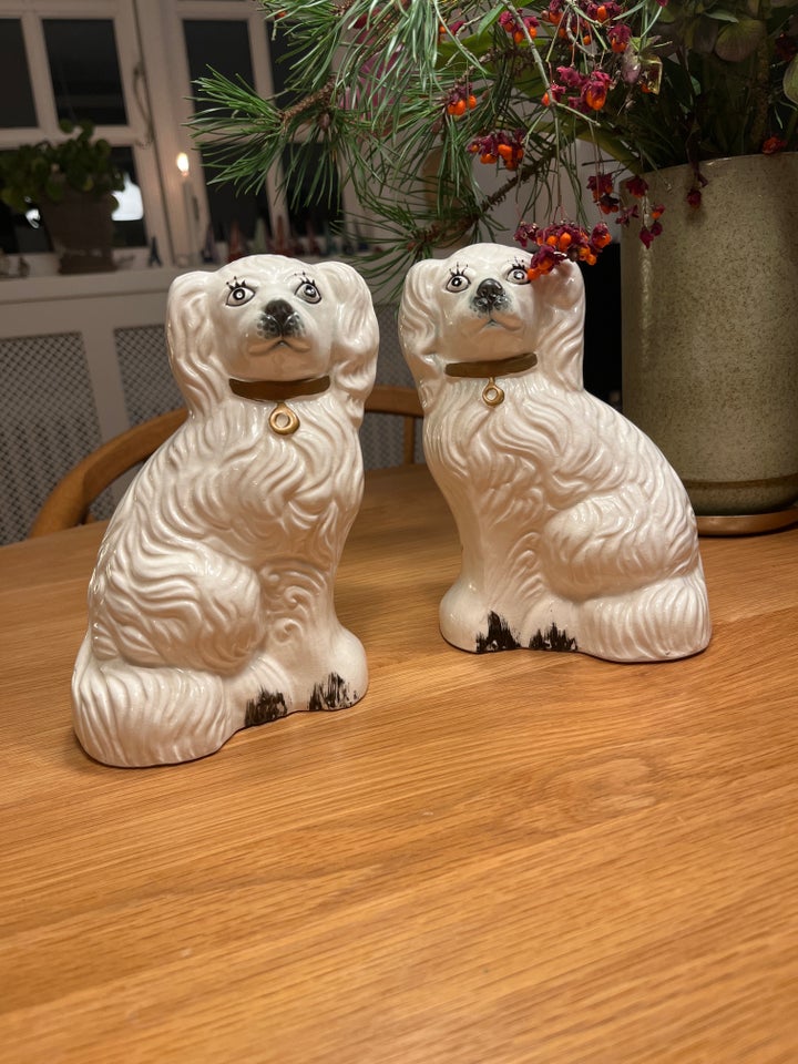 2 mindre porcelæns hunde,