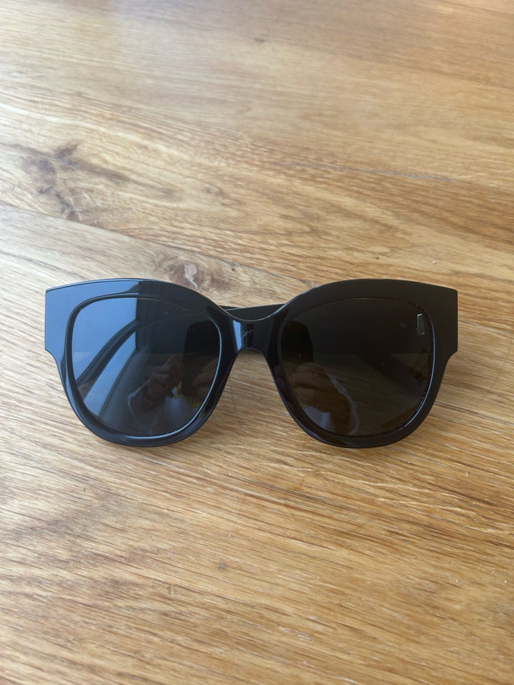 Solbriller dame, Saint Laurent