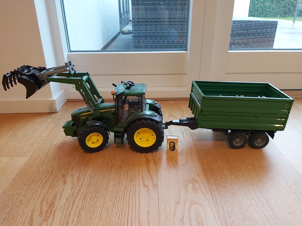 John Deere traktor med frontlæsser