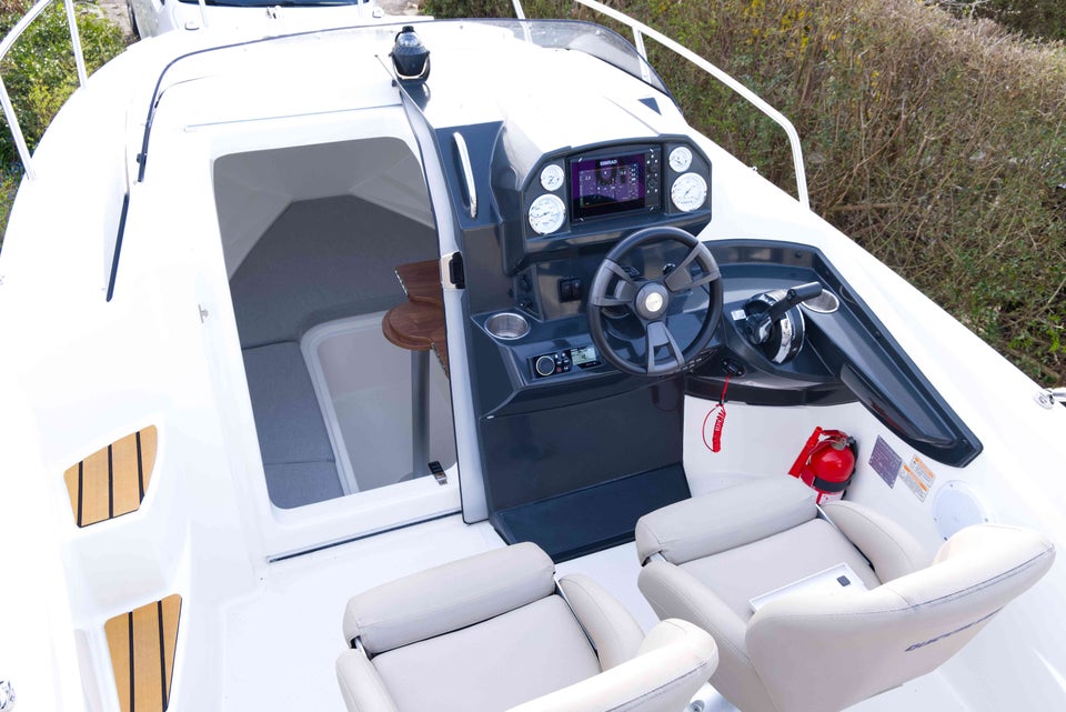 Quicksilver Activ 555 Cabin