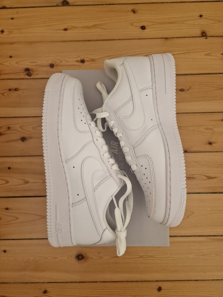 Sneakers, Nike Air Force 1, str.