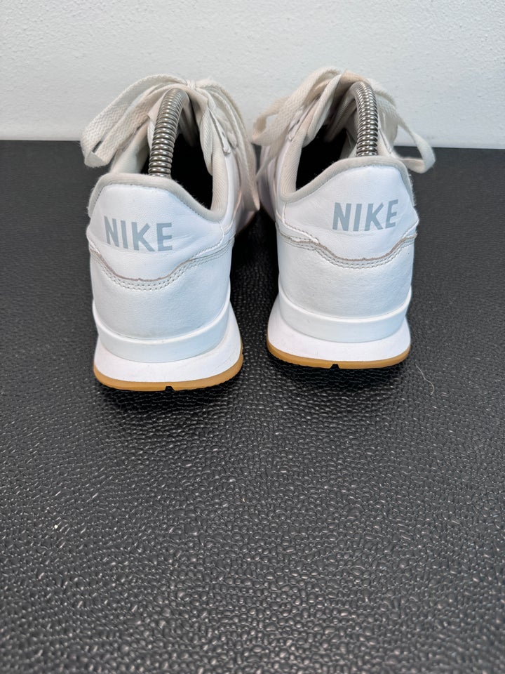 Sneakers, str. 40,5, Nike