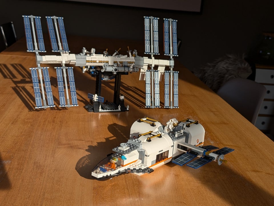 Lego City, LEGO City 60227 Lunar