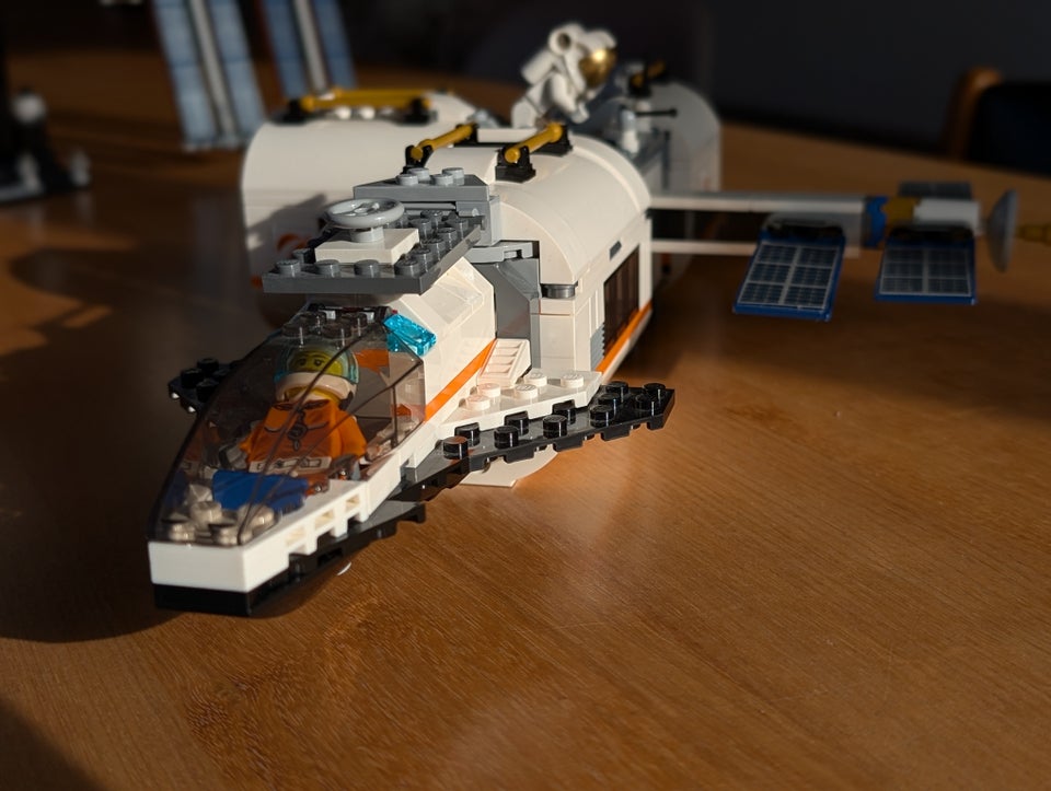 Lego City, LEGO City 60227 Lunar