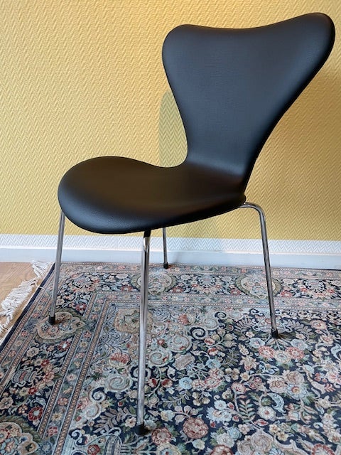 Arne Jacobsen, AJ 3107, Stol