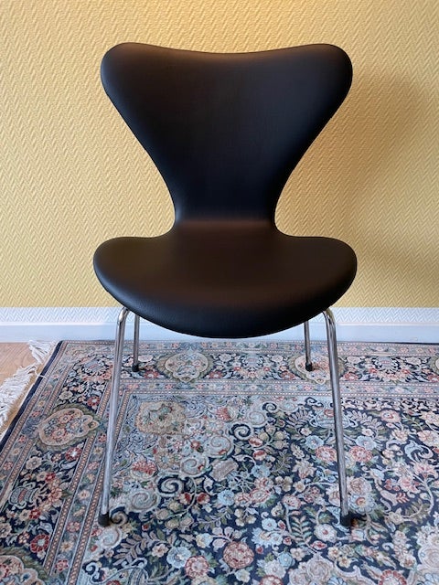 Arne Jacobsen, AJ 3107, Stol