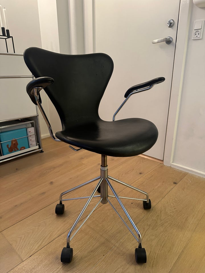 Fritz Hansen 3217 serie 7 af Arne