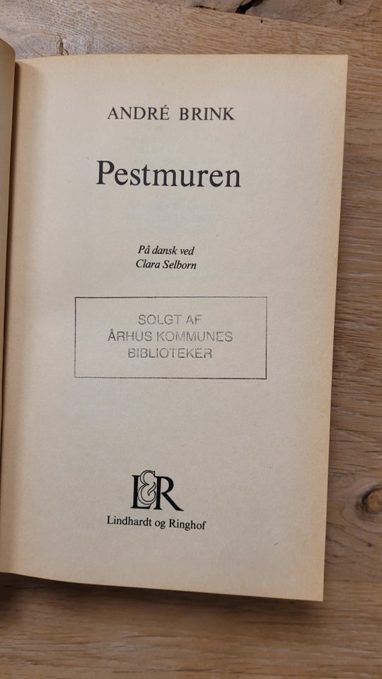 Pestmuren, André Brink, genre: