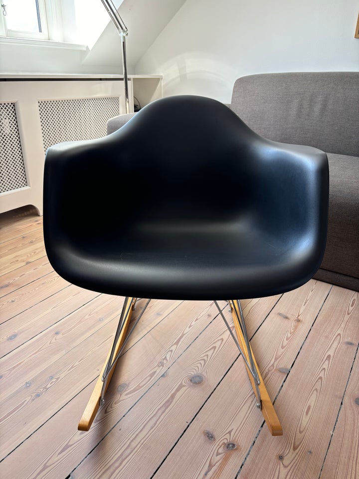 Eames Plastic Armchair (RAR)