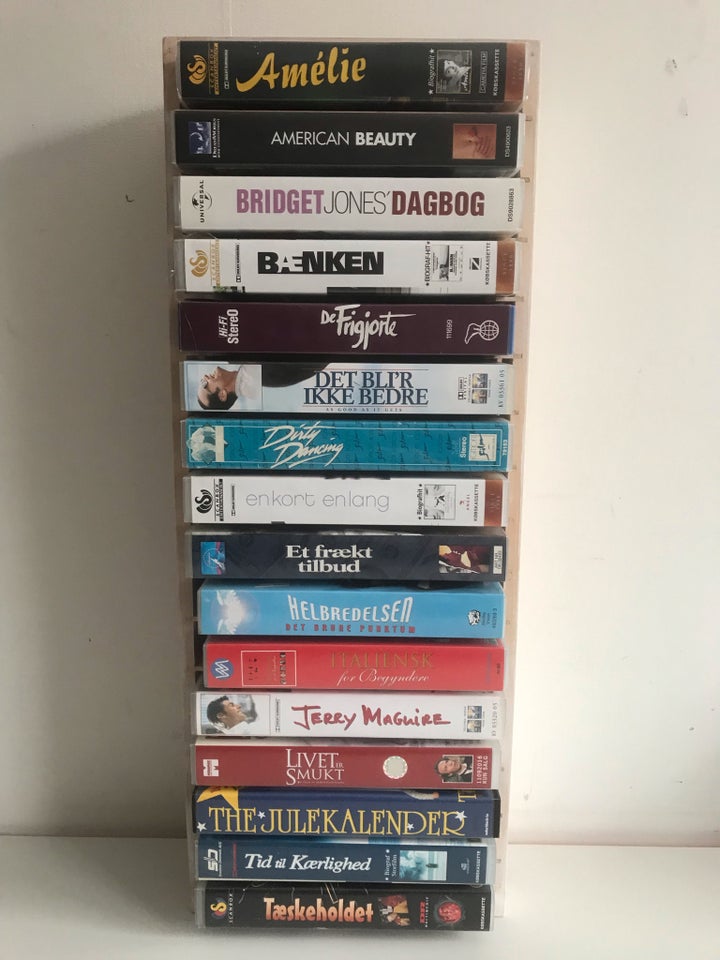 Familiefilm, 16 film på VHS og reol