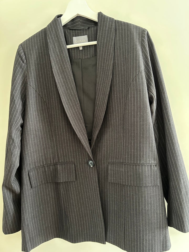 Blazer, str. 40, Culture