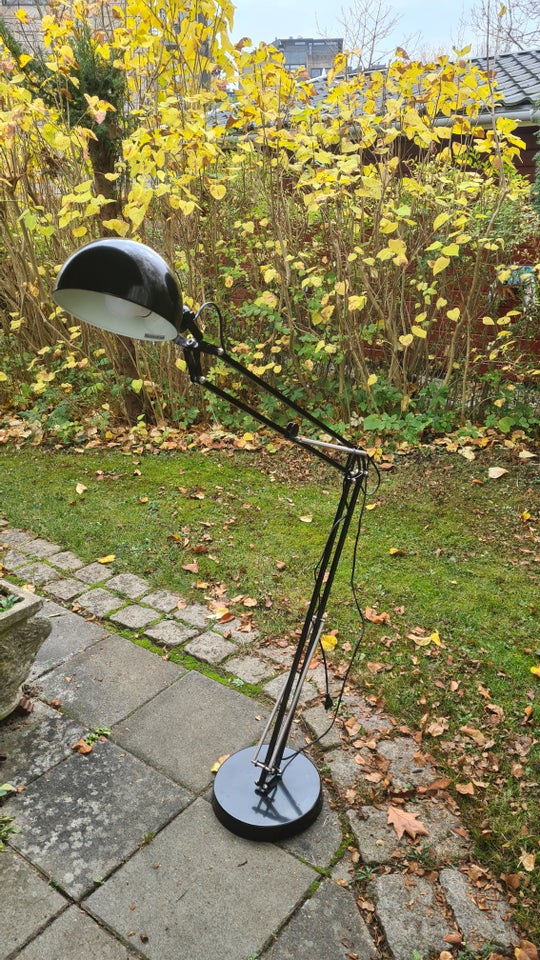 Standerlampe, Sortlakeret