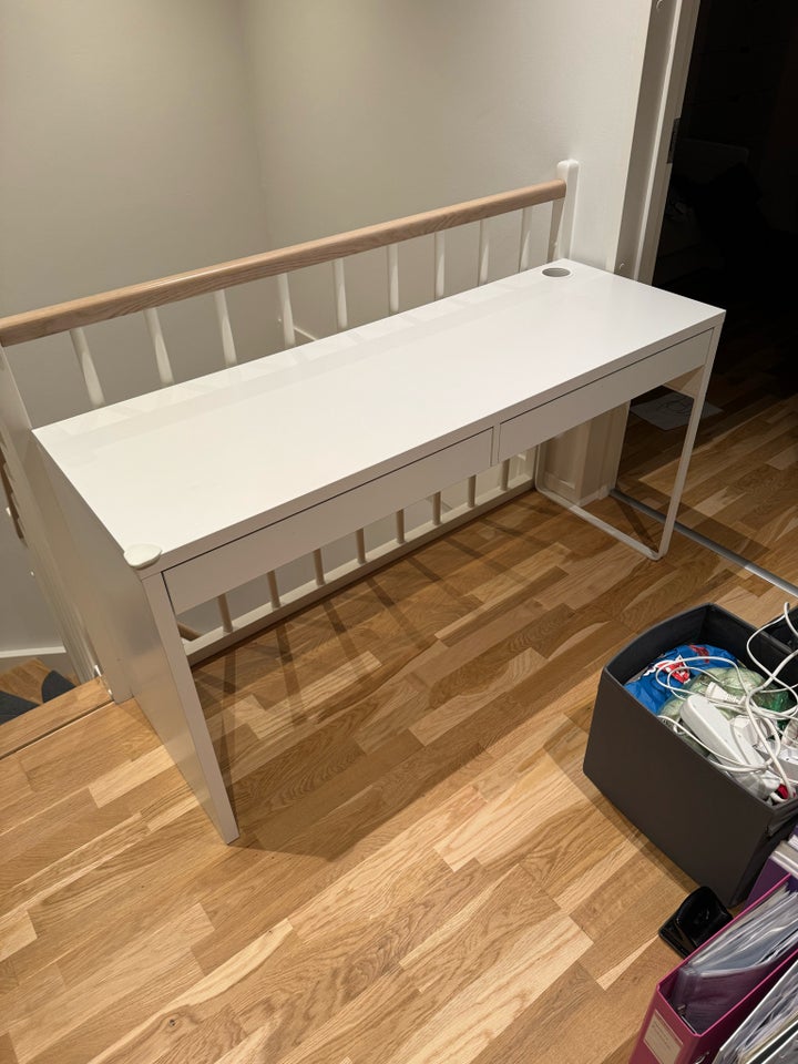 Skrivebord, Ikea, b: 142 d: 50 h: 75