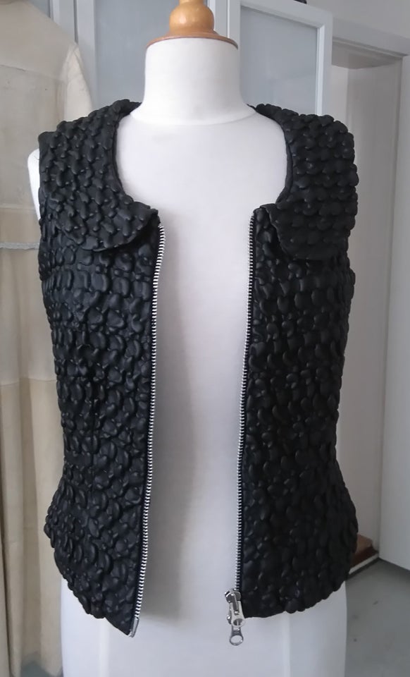 Vest, Eva  Claudi, str. 36