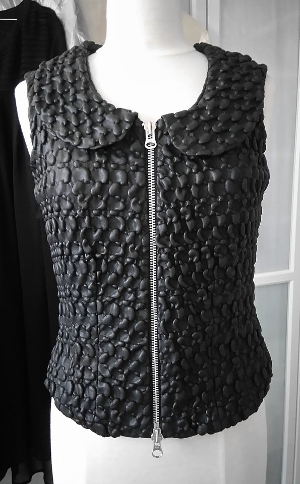 Vest, Eva  Claudi, str. 36