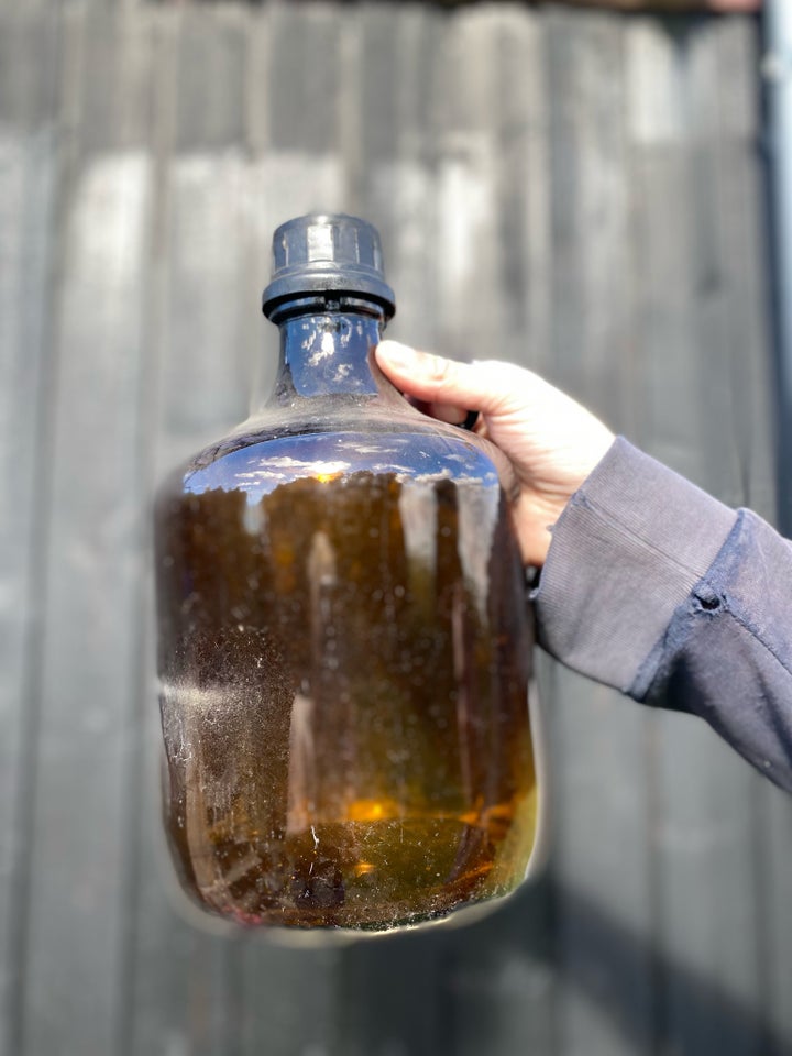 Glas, Glas flasker, brune med låg