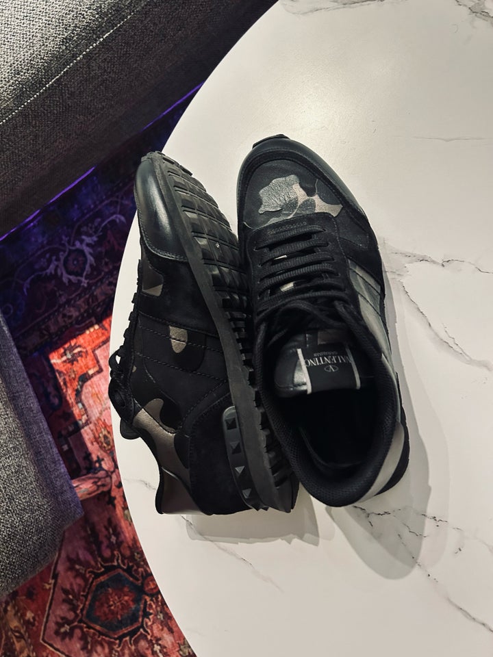 Sneakers, Valentino garvani, str.