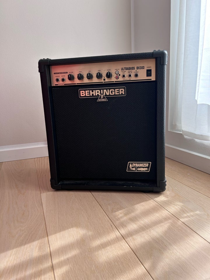 Bascombo Behringer BX300