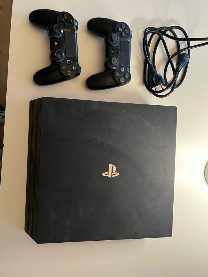 Playstation 4 Pro, God