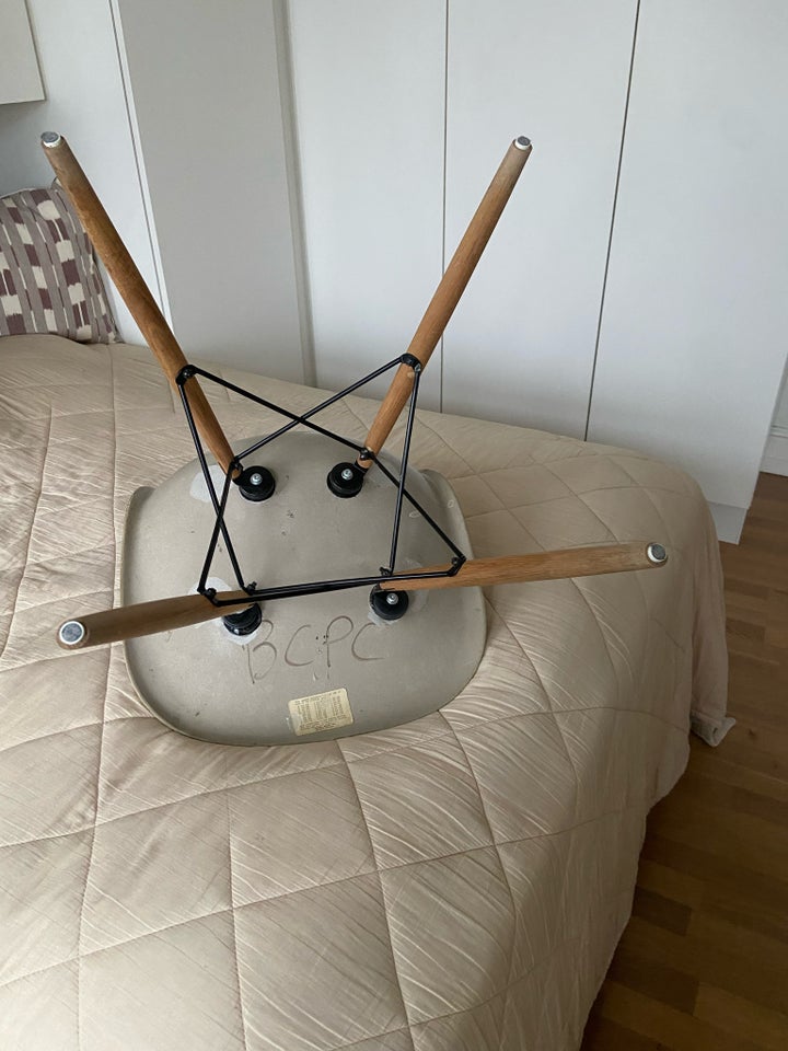 Eames, Skalstol model DSW, Stol