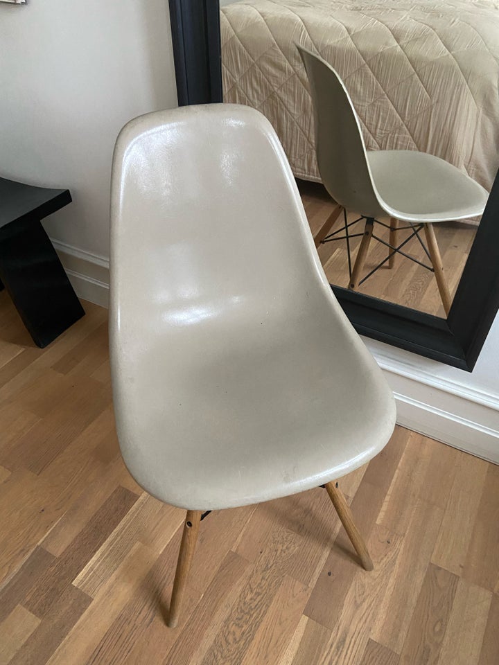 Eames, Skalstol model DSW, Stol