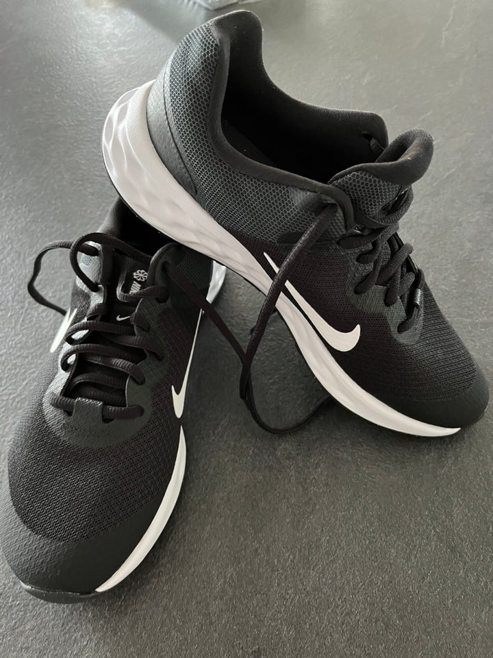 Sneakers Nike str 385