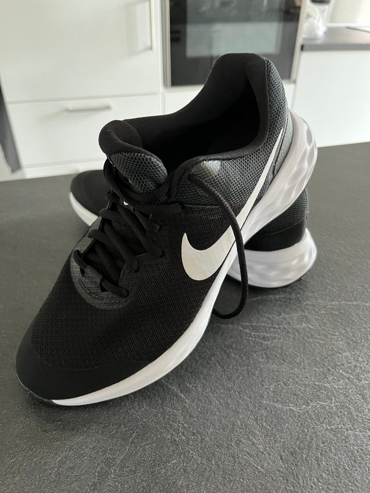 Sneakers Nike str 385