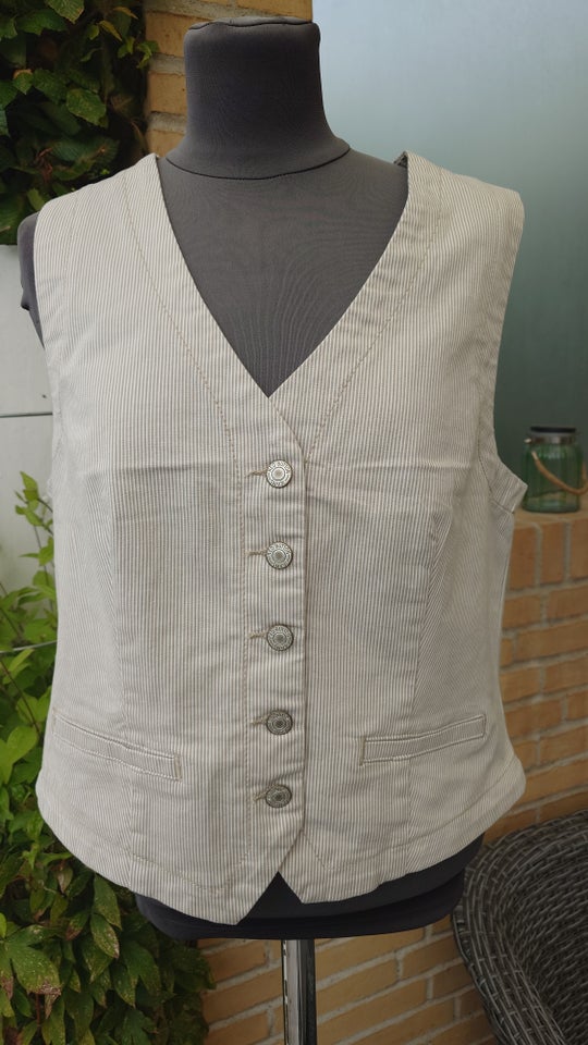 Vest Red Button str 40