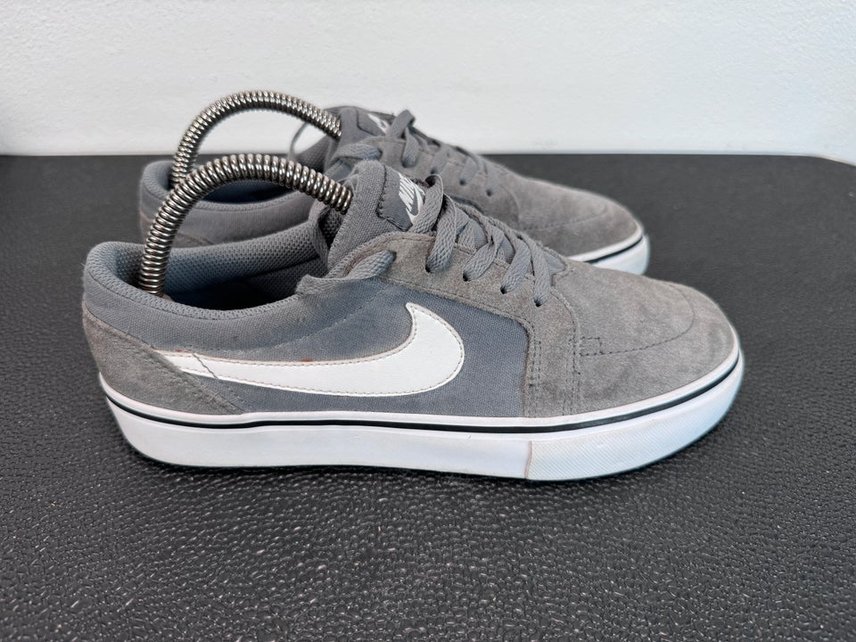 Sneakers str 38 Nike SB Satire II