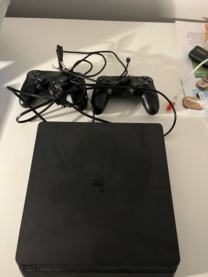 Playstation 4, Slim, God