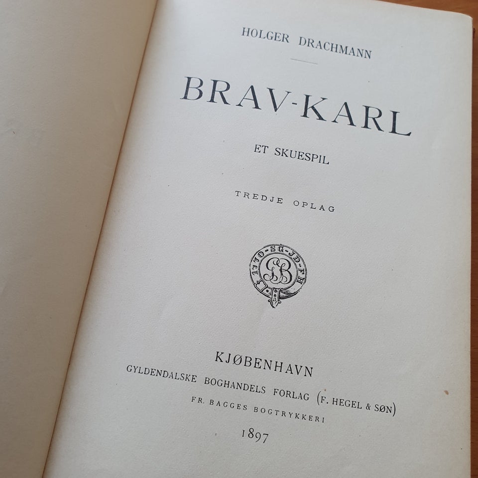 Brav-Karl et skuespil, Holger