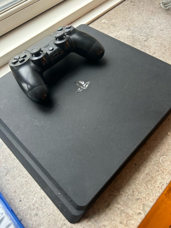 PlayStation 4, spillekonsol, God