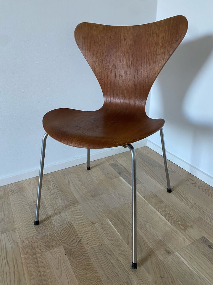 Arne Jacobsen, 7’er 3107 , Stol