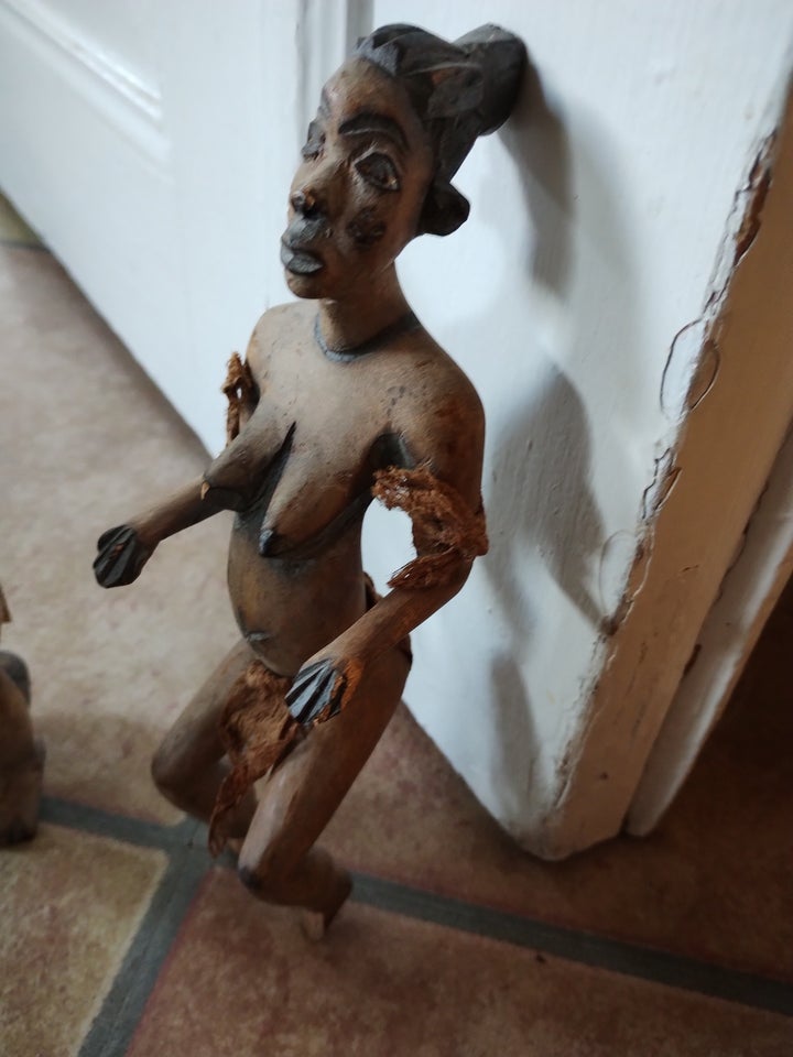 Håndskåret træ figur fra Afrika