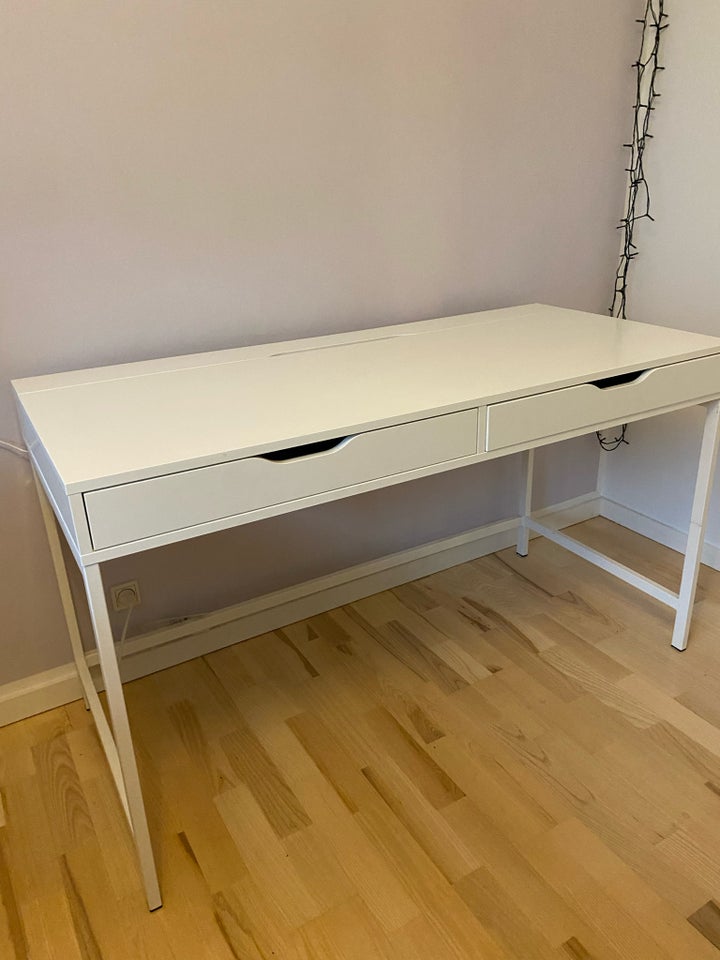 Skrivebord, Ikea, b: 132 d: 58 h: 76